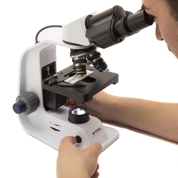 Đặt kính hiển vi trên một bề mặt phẳng sạch
