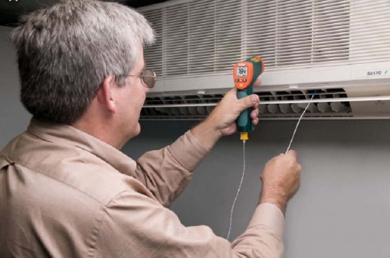 Súng đo nhiệt độ Extech 42515-T có thể đo không tiếp xúc bằng cảm ứng hồng ngoại và đầu kẹp tiếp xúc, với bộ nhớ lên đến 20 dữ liệu.