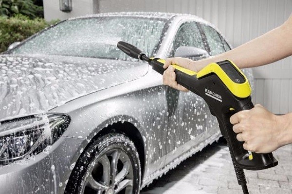 Máy rửa xe là dụng cụ không thể thiếu khi vệ sinh xe ô tô