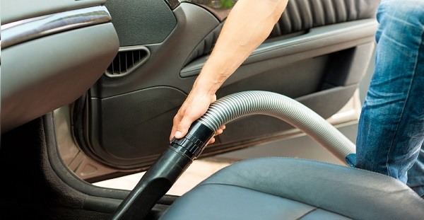 Sử dụng máy hút bụi để vệ sinh nội thất xe ô tô