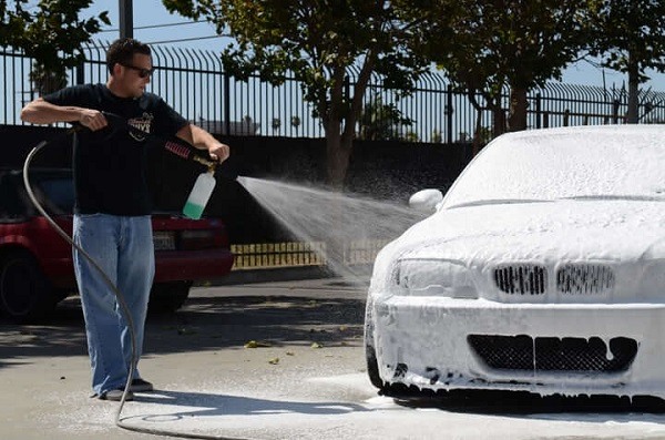 Rửa ô tô bằng dung dịch bọt tuyết