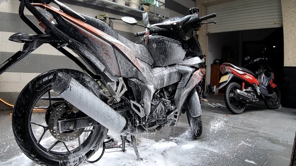Rửa xe máy bằng dung dịch bọt tuyết