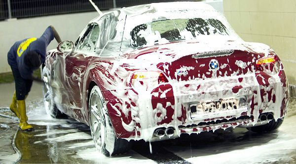 Rửa xe ô tô thường xuyên giúp xe của bạn luôn sạch bóng