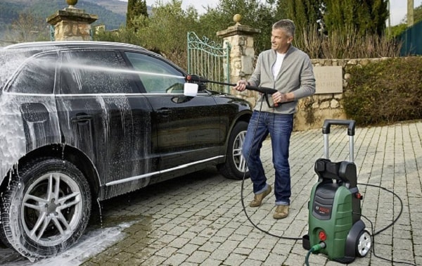 Máy rửa xe dùng điện tiện lợi khi di chuyển