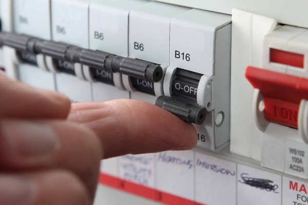 Aptomat nhảy liên tục là dấu hiệu cho thấy thiết bị đã bị hư hỏng 