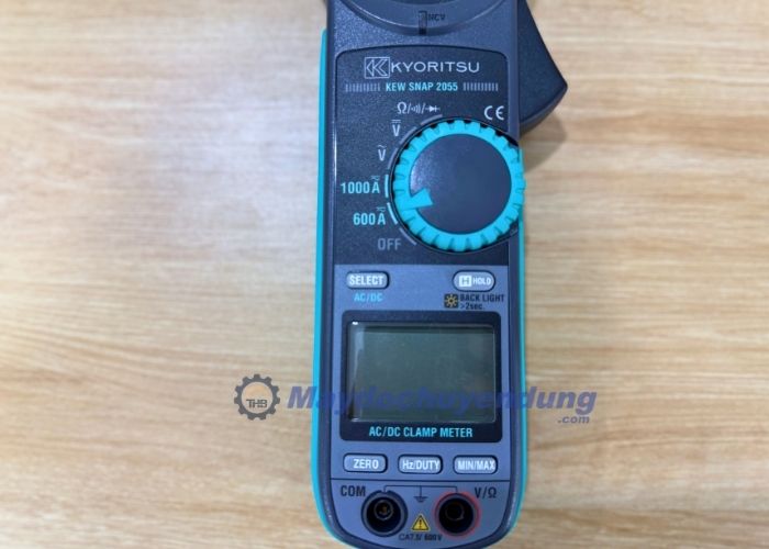 Ampe kìm Kyoritsu 2055 trang bị màn hình rộng và các nút chức năng giúp thao tác dễ hơn