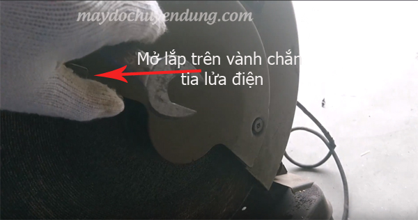 Tháo vành chắn tia lửa điện