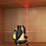 Cách treo tranh tường bằng máy cân bằng tia laser