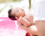 Nhiệt độ nước tắm cho trẻ sơ sinh mùa đông là bao nhiêu?
