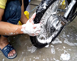 Rửa xe máy bằng nước gì để xe luôn bền đẹp, sáng bóng?