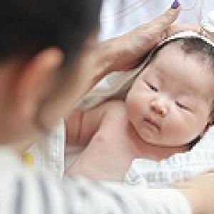 Khi trẻ 4 tháng tuổi sốt, thân nhiệt bé tăng lên bao nhiêu?

