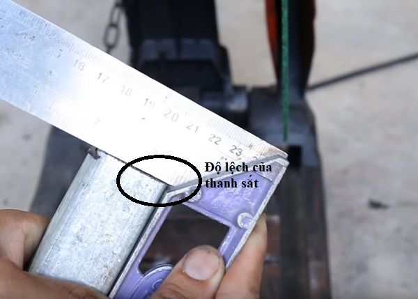 Thanh sắt được cắt không vuông góc
