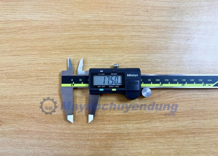 500-196-30 có màn hình LCD sắc nét