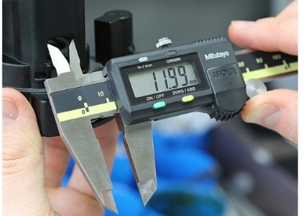 Thước kẹp Mitutoyo 500-197-30 có thể đo lường theo cả 2 hệ inch và met