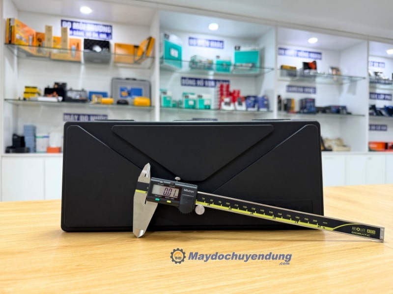 Thước cặp điện tử trang bị màn hình LCD hiển thị kết quả đo lường 