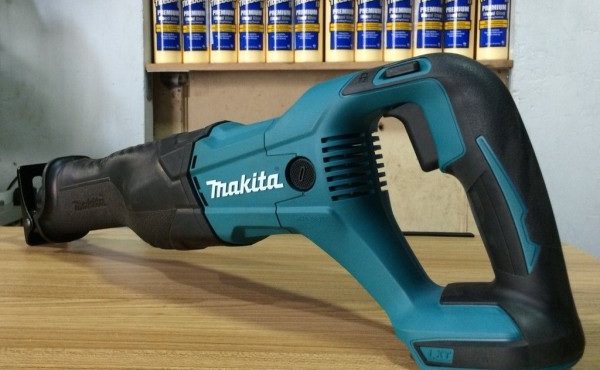 Máy cưa kiếm Makita