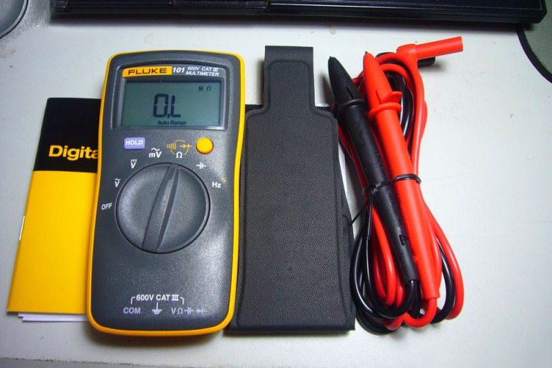 Fluke 101 với độ chính xác cơ bản của dòng điện dc là 0,5% Fluke 101 với độ chính xác cơ bản của dòng điện dc là 0,5%