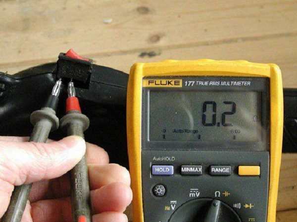 Kiểm tra pin máy cắt cỏ bằng đồng hồ vạn năng đơn giản