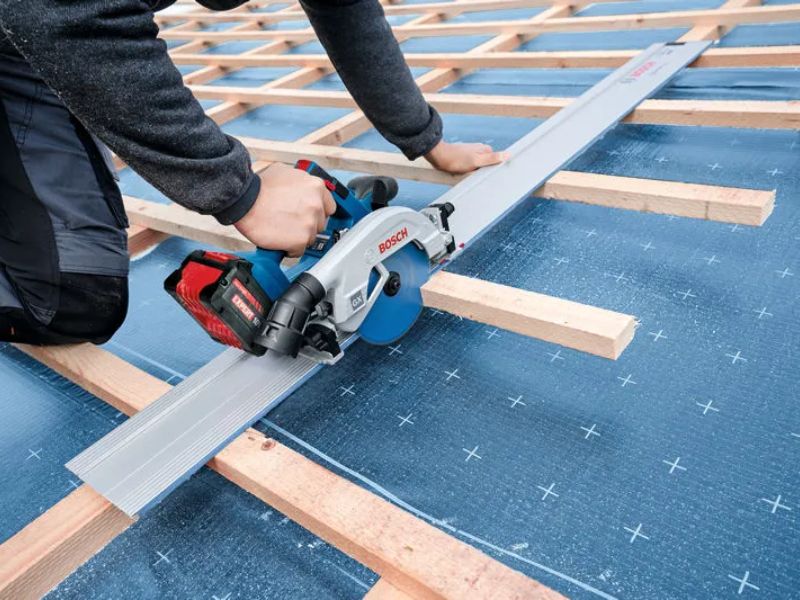 EXBA 18V-55 công suất 2000W hoạt động mạnh mẽ khi khoan, cắt, mài