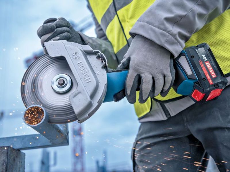 EXBA 18V-80 với công suất 2400W vận hành mạnh mẽ