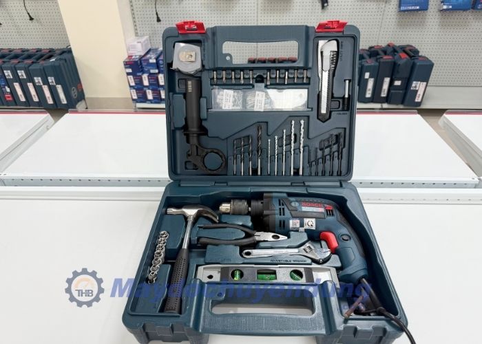 Bosch GSB 13 re set được đặt trong hộp nhựa