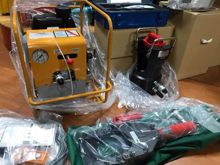 Đầu ép cos IZUMI EP-100W kết hợp linh hoạt với bơm thủy lực 2 vòi