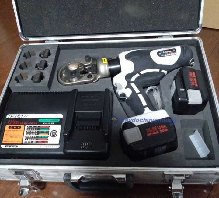 IZUMI REC-Li150 được trang bị đầy đủ pin và bộ sạc chính hãng 