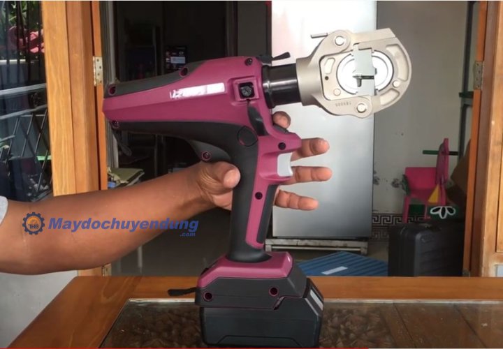 IZUMI S7G-60EH sở hữu động cơ mạnh mẽ, lực ép lớn