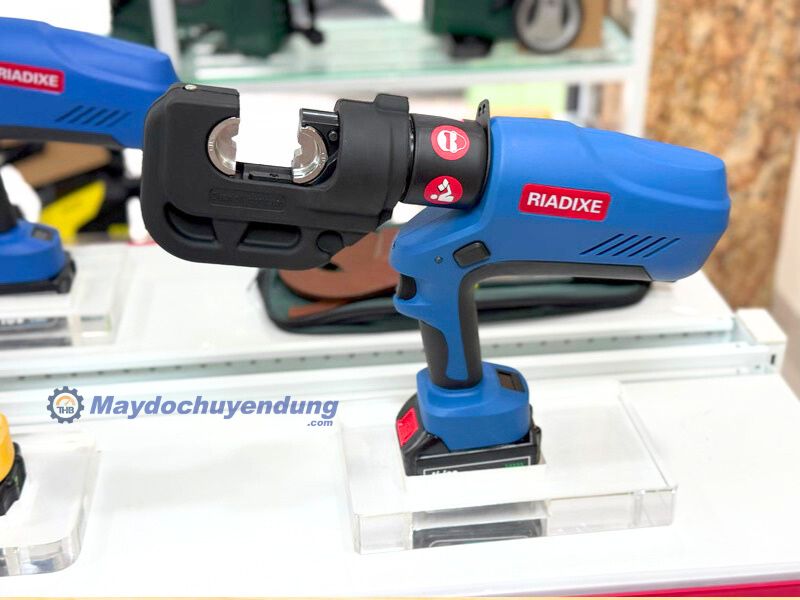 Máy bấm cos thủy lực dùng pin lamfvieejc linh hoạt Máy bấm cos thủy lực dùng pin làm việc linh hoạt