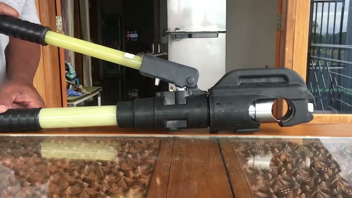 IZUMI EP-510C có lực ép 118KN, tương thích với các đầu cos từ 16–400 mm2