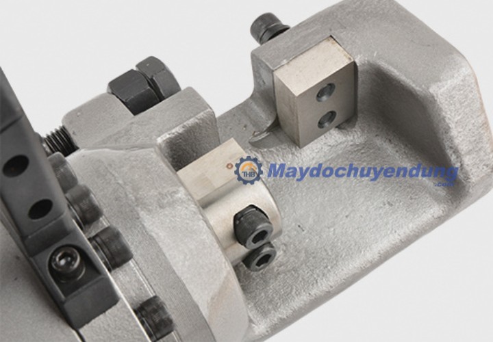 RC-25 sở hữu lưỡi cắt sắc bén giúp cắt sắt nhanh chóng