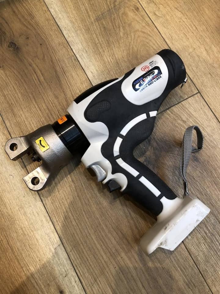 Thiết kế IZUMI REC-Li200 dùng pin tiện lợi, dễ cầm nắm