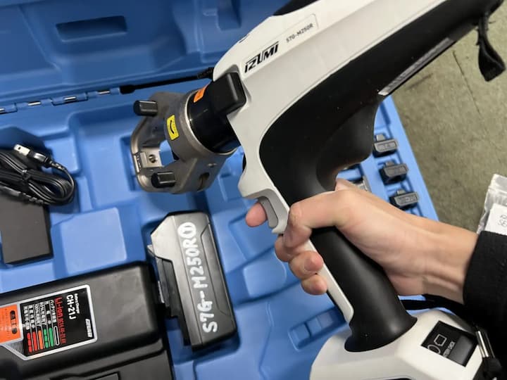 IZUMI S7G-M250R có lực ép mạnh 127kN, ép cos đến 250mm2