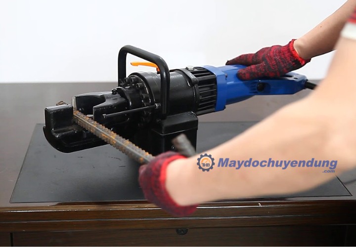 RB-32 dễ dàng xử lý các thanh thép to với đường kính lên đến 32mm