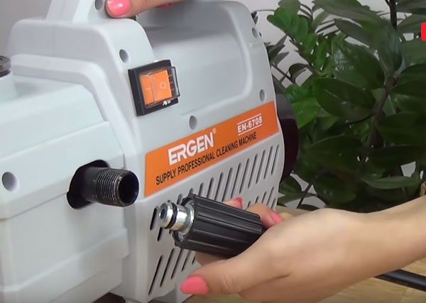 Lắp dây phun áp lực vào đường nước ra trên thân máy