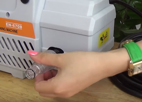 Lắp dụng cụ kết nối nguồn nước