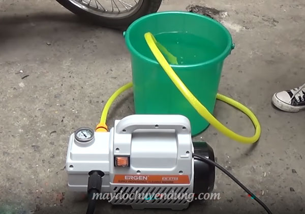 Để dây kết nối nguồn nước vào xô chậu
