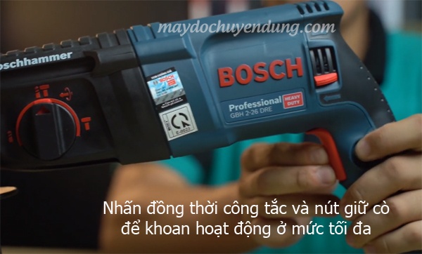 Nhấn đồng thời công tắc và nút giữ cò khoan để máy làm việc tối đa công suất