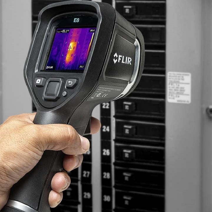 Flir E8-XT có cấu tạo cầm tay nhỏ gọn, dải nhiệt rộng