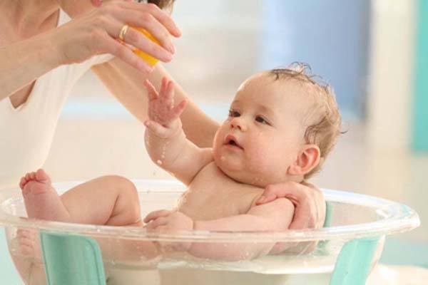 Thời gian tắm cho trẻ sơ sinh tốt nhất là từ 10 đến 16 giờ