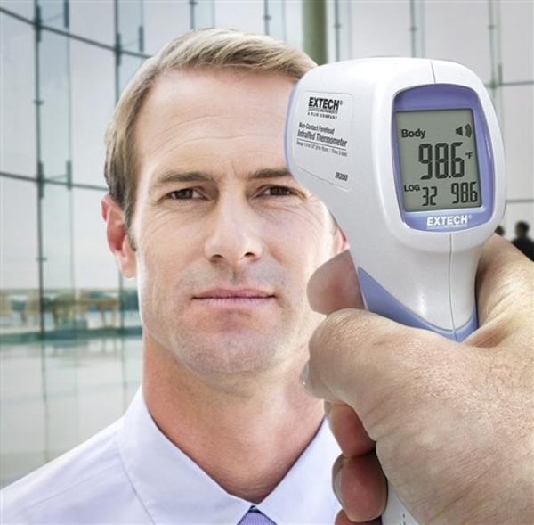 Hình ảnh sử dụng máy đo nhiệt độ cơ thể Extech IR200