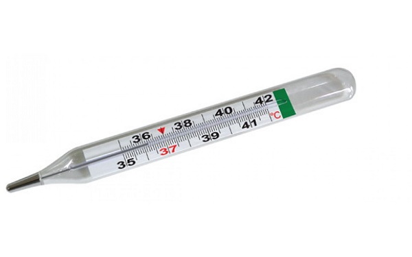 Đưa đầu đo nhiệt độ của nhiệt kế thủy ngân vào nước cần đo