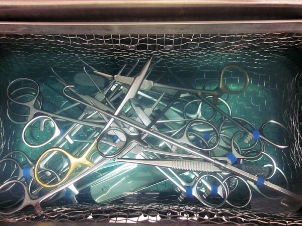 Máy rửa siêu âm y tế được dùng để làm sạch mẫu dụng cụ y tế