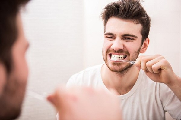 Đánh răng, súc miệng giúp giảm nồng độ cồn trong hơi thở