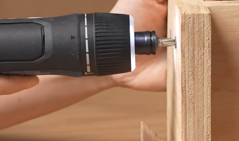 Máy vặn vít dùng pin Bosch GO siết chắc chắn trên vít nhỏ Máy vặn vít dùng pin Bosch GO siết chắc chắn trên vít nhỏ