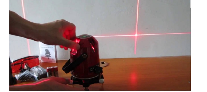 Máy cân bằng tia Laser SA531 phát ra 4 tia laser màu đỏ dọc vuông góc với 1 tia laser ngang Máy cân bằng tia Laser SA531 phát ra 4 tia laser màu đỏ dọc vuông góc với 1 tia laser ngang