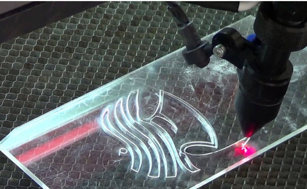 Khắc thủy tinh đòi hỏi tia laser có bước sóng lớn