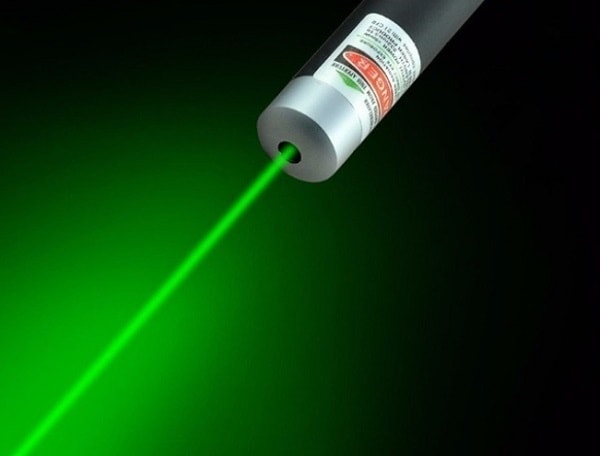 Ánh sáng mạnh mẽ của tia laser có thể gây ảnh hưởng đến mắt
