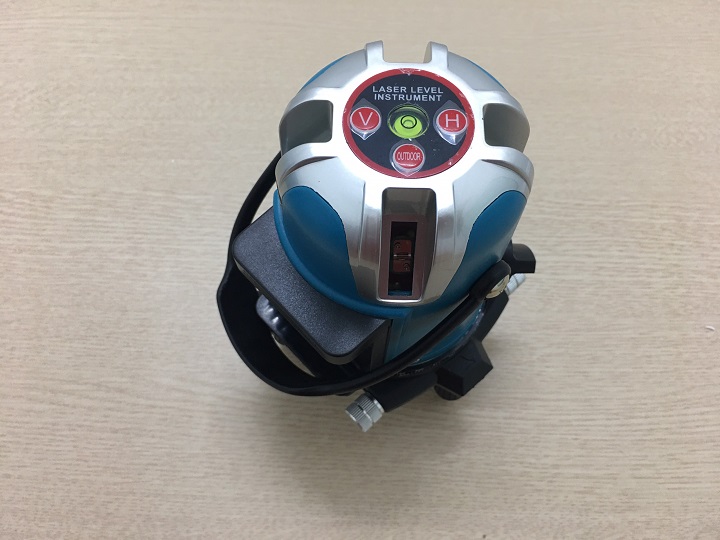 Máy gồm 1 tia ngang, 4 tia dọc vuông góc nhau, 1 chấm laser dọi xuống