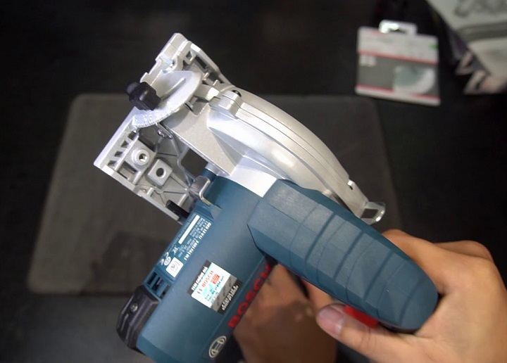 Bosch GKS 12V-LI có kiểu dáng công thái học ưu việt: vòm cầm nhỏ và trọng lượng nhẹ  Bosch GKS 12V-LI có kiểu dáng công thái học ưu việt: vòm cầm nhỏ và trọng lượng nhẹ